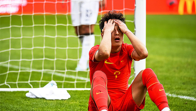 每周奇趣掠影丨FIFA最新排名国足降至世界第81位；日本为残障人士举办“特别赏樱晚会”