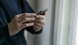 還在短視頻里和“假靳東”談戀愛的老年人們