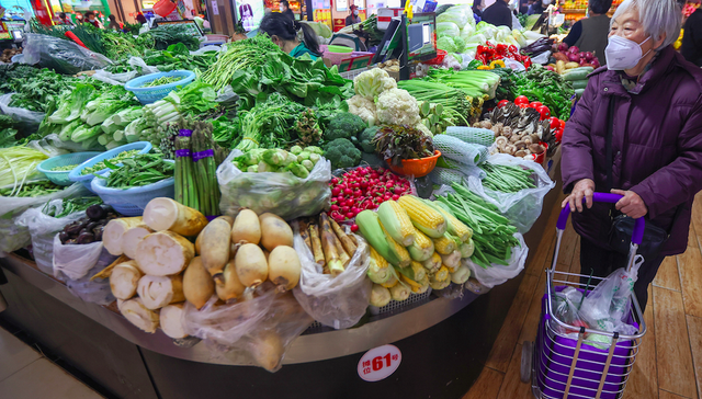 CPI同比涨幅一年来首次降至1%以下，蔬菜、能源价格跌幅较大