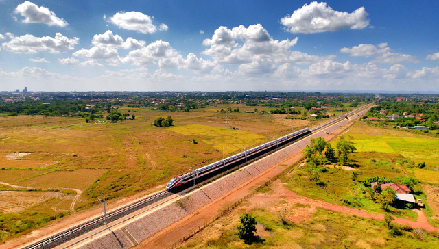 中老铁路开行国际旅客列车，昆明至万象当日达!