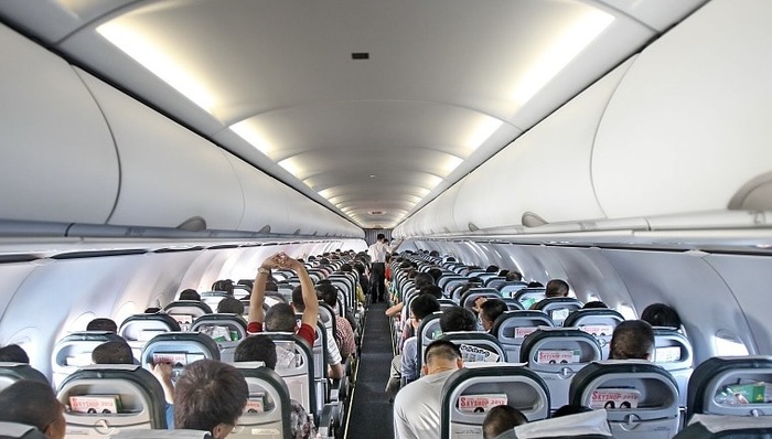 空姐飞机上推销商品招人烦，但这是廉价航空重要的收入来源