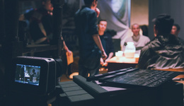 传媒股继续“嗨”，世纪天鸿、新华网等涨停，上海电影领跌