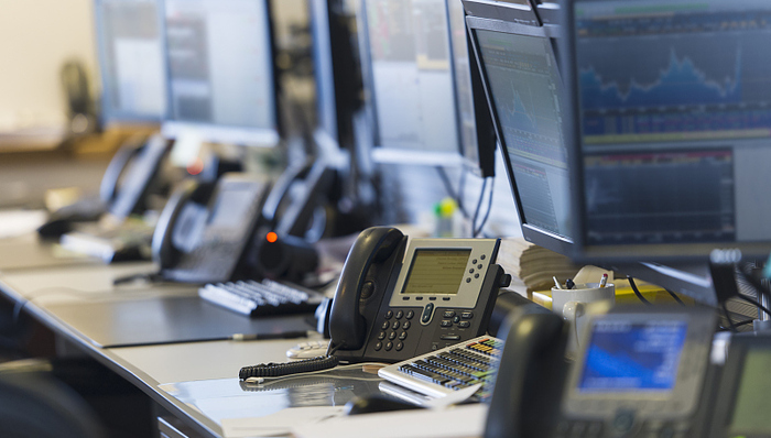 10家上市期货公司业绩大检阅：经纪业务下滑、居间人佣金萎缩、员工薪资普降