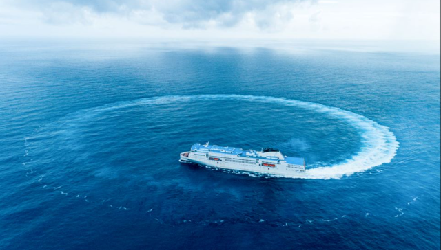 全球最大吨位豪华客滚轮在广州启航：容纳2500人和近800辆汽车，内装100%国产化