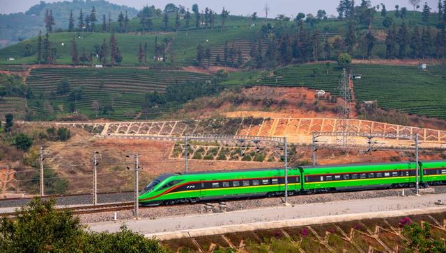 旅客列车,昆明南站,铁路列车,铁路部门,乐章,一带一路,握手,旅游目的地,铁路沿线,联通