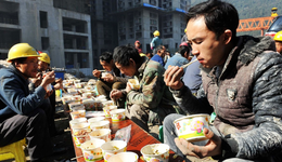 全網(wǎng)打卡的“工地盒飯”，正在悄悄變味