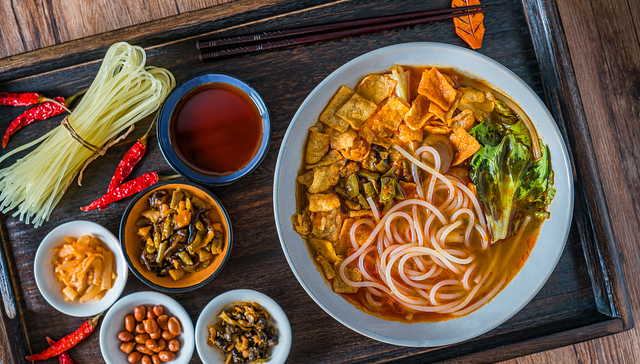 从“十元摊”小吃到百亿产业，网红柳州螺蛳粉背后有推手｜一线经济笔记