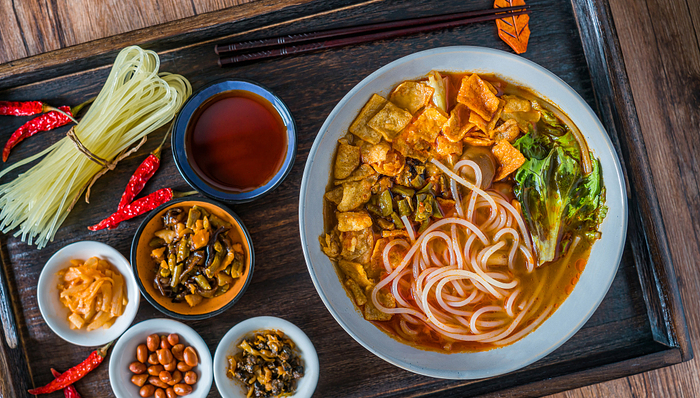 从“十元摊”小吃到百亿产业，网红柳州螺蛳粉背后有推手｜一线经济笔记