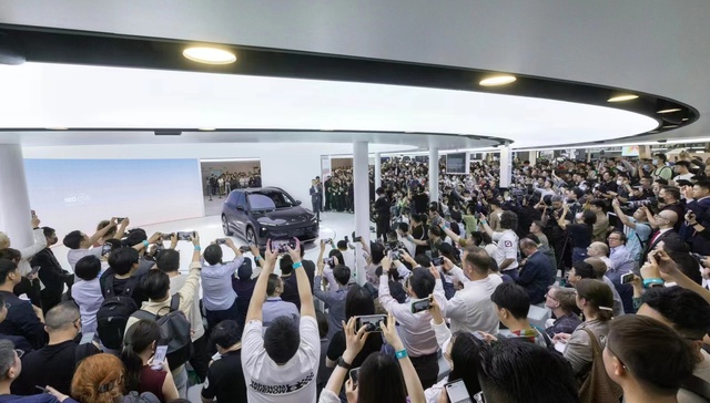 聚集造车新势力的6.1馆人流爆满，跨国汽车公司开始认真对待中国品牌 | 2023上海车展