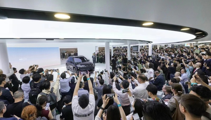 聚集造车新势力的6.1馆人流爆满，跨国汽车公司开始认真对待中国品牌 | 2023上海车展