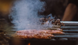 淄博烧烤火了，酒水江湖热闹了