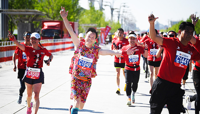 每周奇趣掠影丨印度连开两家苹果零售店；多地马拉松“重启”