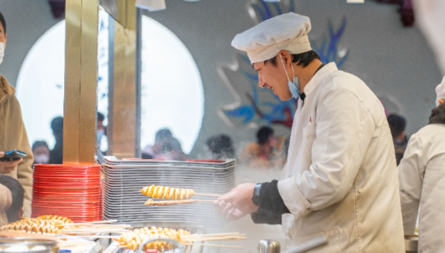 因烧烤出圈的淄博，背后是一座老工业城市的转型与突围