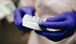 種植牙價(jià)格狂降，“報(bào)復(fù)性”種牙來(lái)了嗎？