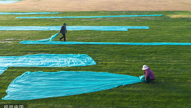嘉塘草原的“塑料污染”质疑无人认领，无纺布遗留问题亟待解决