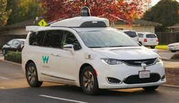 Waymo無人車闖卡，交警和乘客都慌了