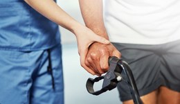 不到一成入住養(yǎng)老機(jī)構(gòu)，失能老人如何照護(hù)？