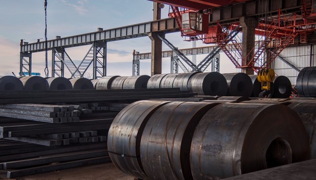 螺纹钢期货价跌至年内新低，中钢协呼吁钢企主动减产