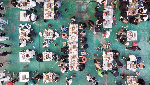 淄博烧烤“打包”寄件量暴涨，快递小哥都不够用了