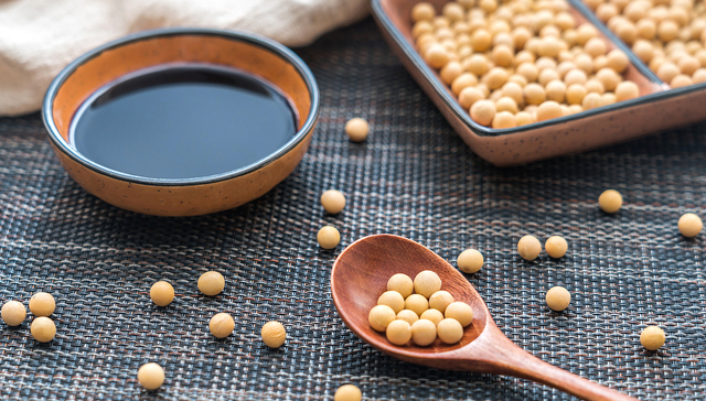 “酱油茅”海天味业上市九年净利首降：原材料价格高企、销售端等待复苏