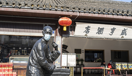 尋找孔乙己：長(zhǎng)衫在短褂中的隔絕與寂寞