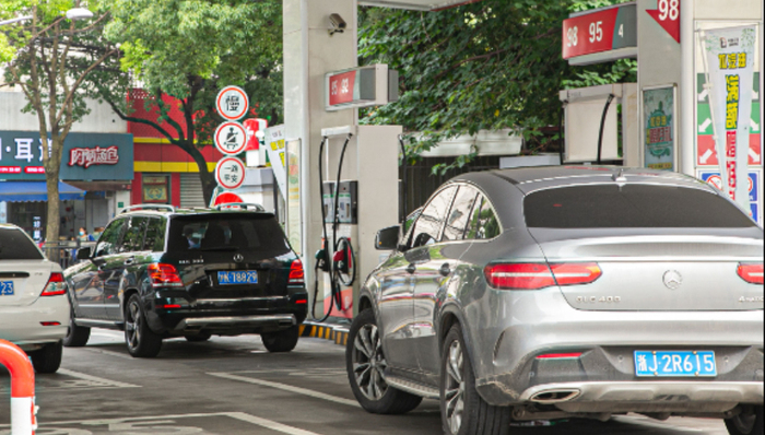 成品油价迎年内第四跌，加满一箱油比去年同期少花35元