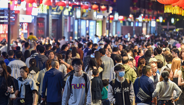 景点门票、火车票一抢而空，这个假期注定人潮汹涌