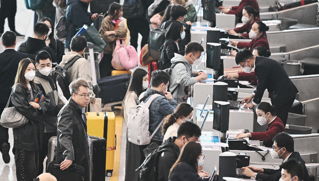 五一假期首日，铁路、公路、地铁、民航都已迎来客流高峰