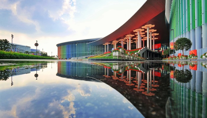 上海，进口，产品，进博会溢出效应,上海国际时尚中心,上海外高桥集团,绿地全球贸易港,虹桥品汇,百联集