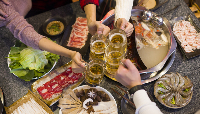 五年来消费最旺的五一！餐厅重现千桌等位，在家烧烤同样爆单