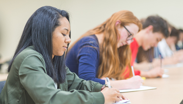 股价一日暴跌48.41%，这家教育公司称业务受到ChatGPT影响