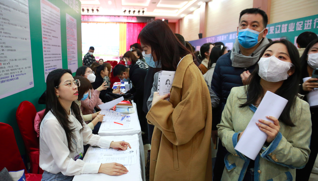 应届毕业生就业调查：专科比本科吃香，国企最受青睐