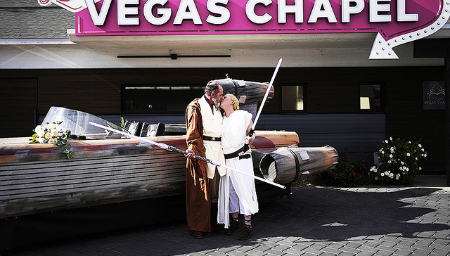 每周奇趣掠影丨美国好莱坞编剧15年来首次大罢工；全球影迷庆祝“星球大战日”