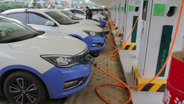 国常会：加快建设充电基础设施，支持新能源汽车下乡