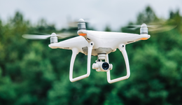 這個(gè)五一，景區(qū)無(wú)人機(jī)越過(guò)人山人?！翱胀丁蓖赓u