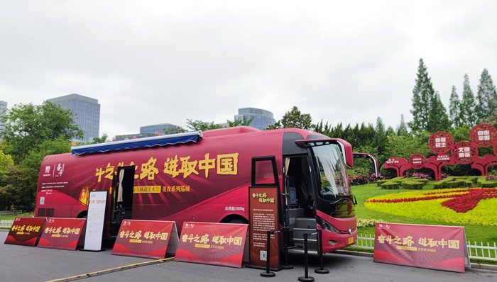 红色画展“快闪”进公园，市民点赞：自然风景与人文美景的结合