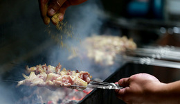 成也网红，败也网红：去淄博吃烧烤，社交媒体塑造旅游体验