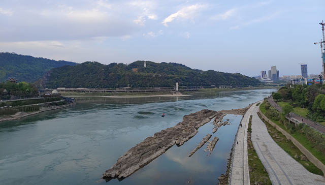 “动力电池之都”宜宾，如何打破新能源“单核”产业格局 | 一线经济笔记