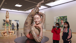 藝術(shù)家向京：創(chuàng)作者的紅利來自災(zāi)難和不幸，我感到羞恥