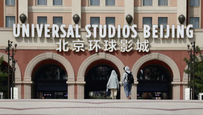 电厂丨三次闭园三次重启，五一爆火的环球影城要开始持续“回血”了吗？