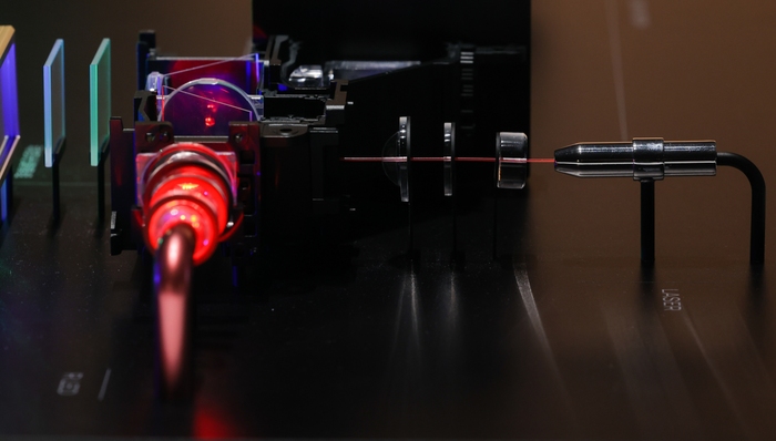 极米科技推混合光源技术，董事长钟波预计国内投影仪销量两年内将达千万台