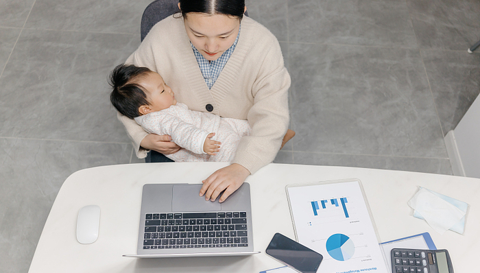 承担“职场+育儿”双重压力，5成职场妈妈呼吁企业社会承担生育责任