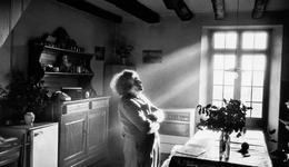 因?yàn)槟撤N“認(rèn)真”而成為“這時(shí)代的廣大負(fù)荷者”，沒有悲壯只有蒼涼 | 5月滬京展覽推薦