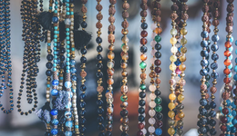 盘串的小学生，挤满北京潘家园