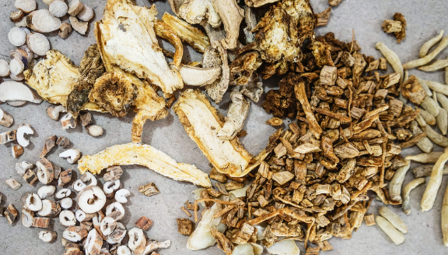 研究表明部分中药材可能提高婴儿畸形率，蒲地蓝、鸡血藤疑为高风险成分