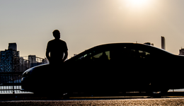 他欠着1600万中国人的钱，跑去美国请人喝咖啡