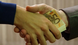 职业倒爷横行的闲鱼，要收服务费了