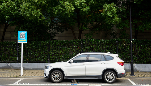 南宁路侧停车一天费用上百，当地政府连发两则公告回应