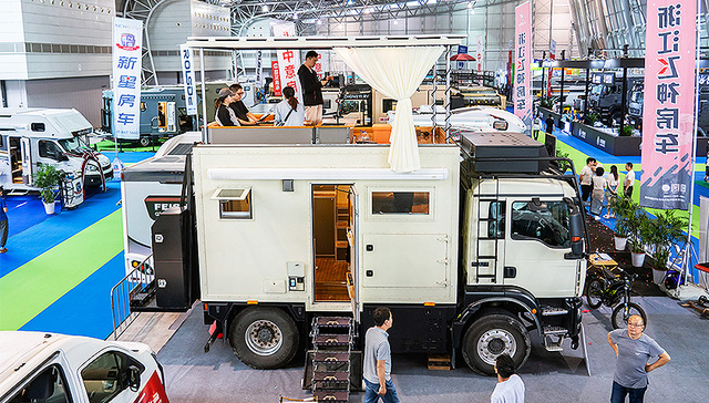 【图集】逛房车展现场，看露营经济“新宠”