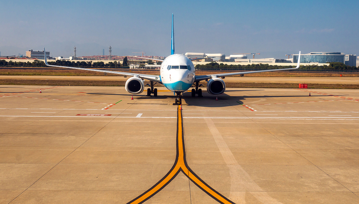 厦航飞行员在女厕所偷拍空乘，涉事人已被行拘、公司予以开除